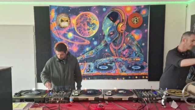 4 DJs / 4 Decks Vinyls / 100% Makina